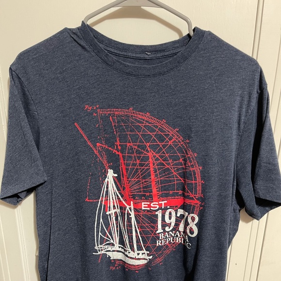 BANANA REPUBLIC MENS TEE. medium